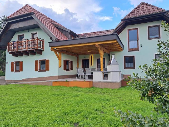 Ferienhaus für 16 Personen, mit Balkon und Terrasse sowie Whirlpool und Garten