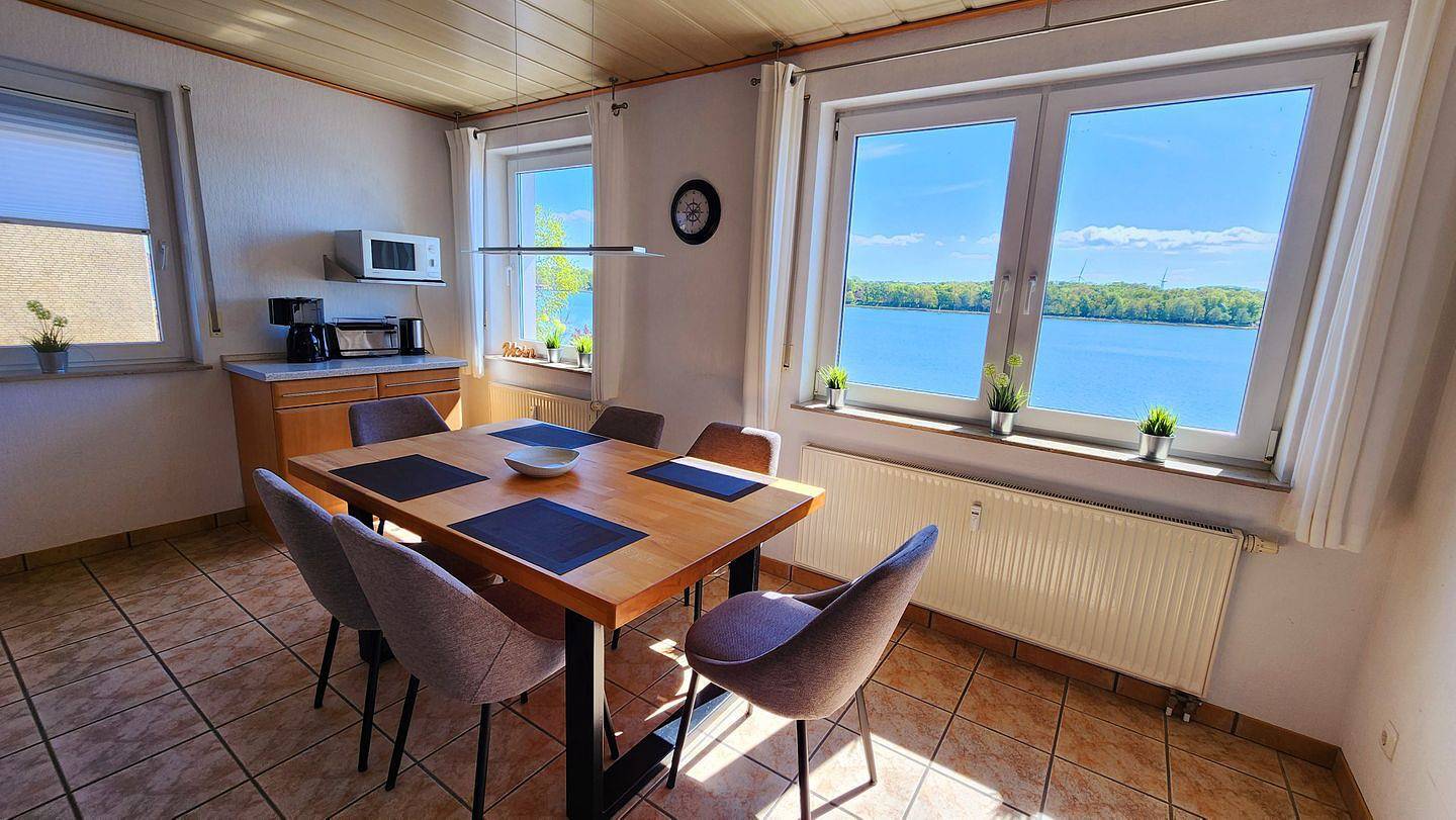 Ganze Wohnung, Diese geräumige, gepflegte 3-Zimmer-Wohnung in der 1. Etage mit Balkon und traumhaftem Blick über den Binnensee ist aufgeteilt in Wohnbereich mit gemütlicher Eckcouch, Sessel und Couchtisch. in Steinwarder, Heiligenhafen