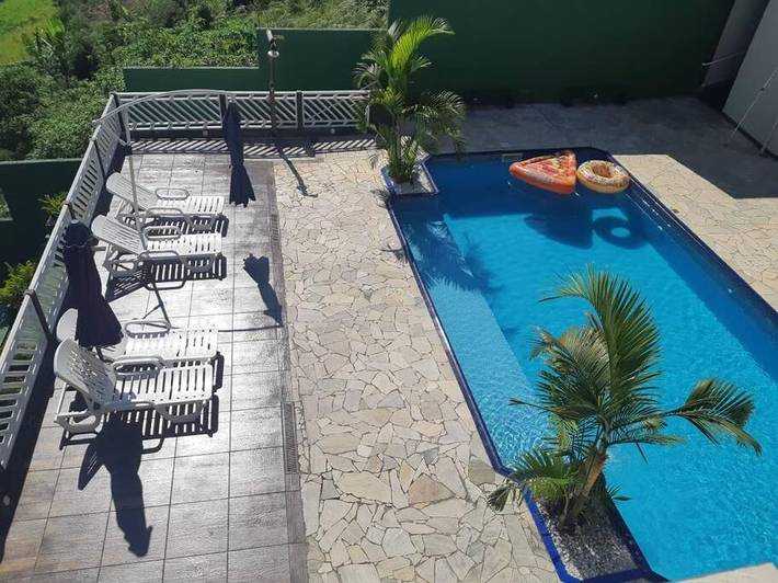 Casas e apartamentos de temporada para 36 pessoas, com vista e balcão e ainda jardim and piscina em Arujá