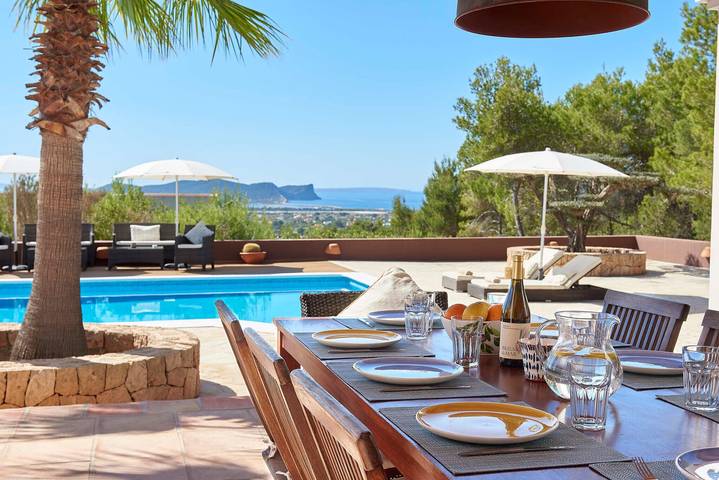 Villa « Arcadia » avec vue sur la mer, Wi-Fi et climatisation in Es Codolar, Sant Josep de sa Talaia