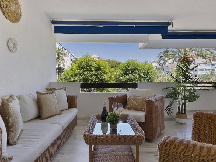 Apartamento de vacaciones para 4 personas, con terraza además de jardín y piscina en Marbella