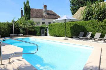 Gîte pour 2 personnes, avec terrasse et piscine ainsi que vue et jardin à Corberon