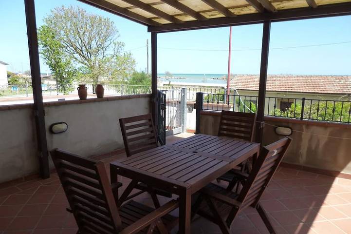 Apartamento entero, Apartamento junto al mar en la primera planta, con amplia terraza, en una casa renovada in Casal Borsetti, Provincia de Ravenna