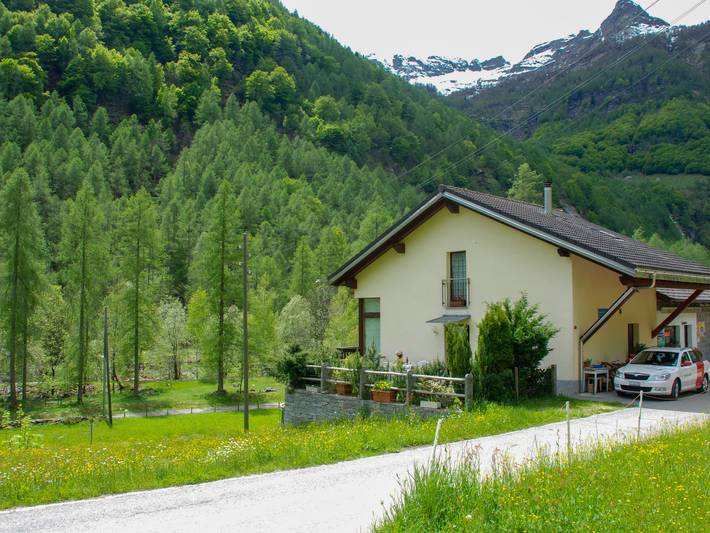 Gîte pour 5 personnes, avec Balcon et Terrasse ainsi que Jardin et Vue à Sonogno