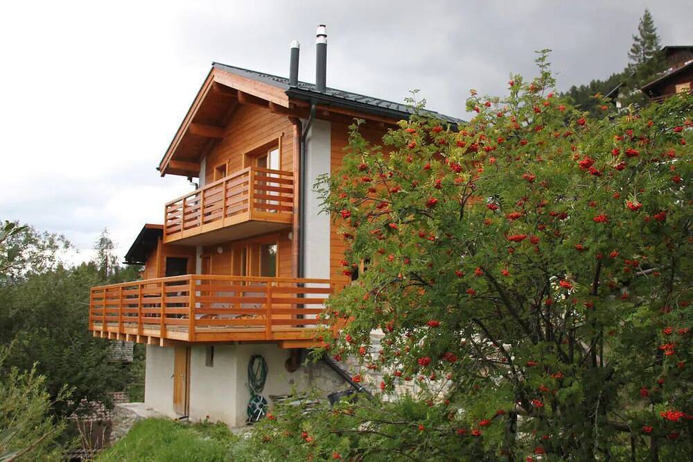Außen: Chalet für 4 Personen mit Balkon, Terrasse mit Gartenmöbeln, einem atemberaubenden Blick auf in Saint Luc, Anniviers