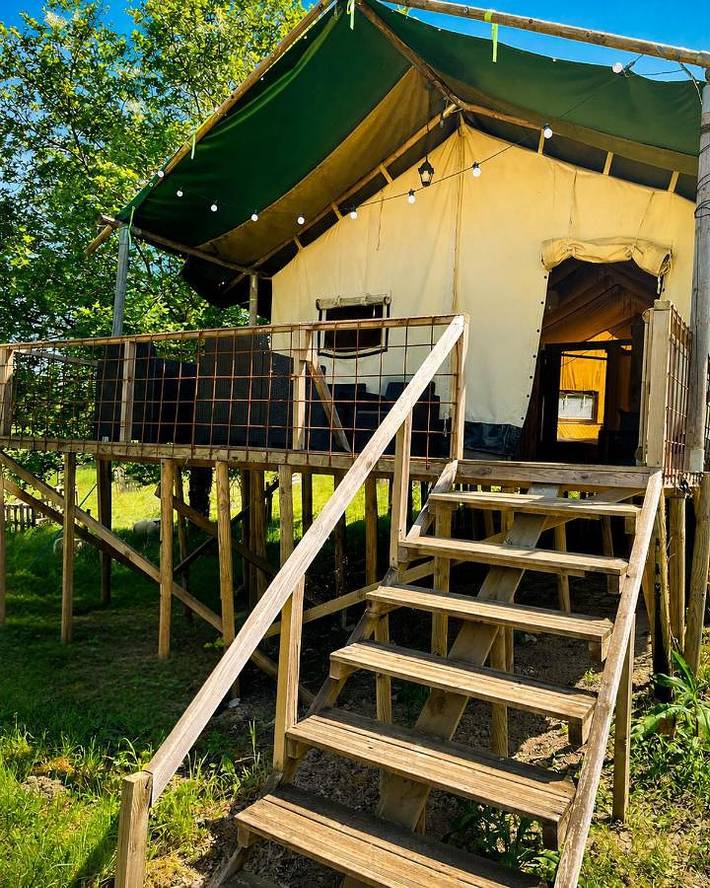 Tente pour 6 personnes, avec Balcon et Terrasse ainsi que Jardin et Piscine