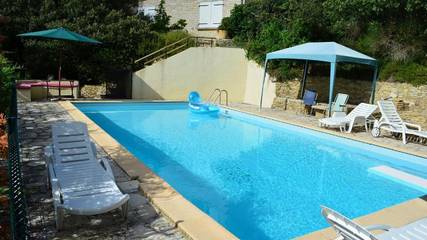 Gîte pour 9 personnes, avec balcon ainsi que piscine et jardin à Le Pègue