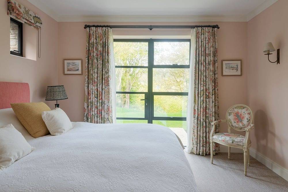 Goodshelter Bay -  a large modern waterfront house with private slipway in East Portlemouth, South Devon