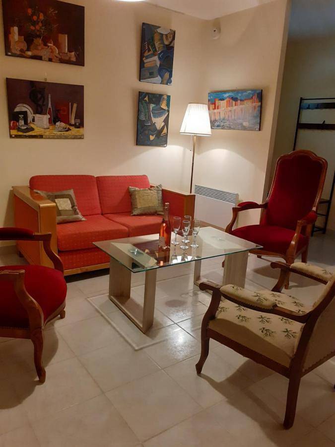 Location de vacances pour 6 personnes, avec vue et jardin à Lavergne