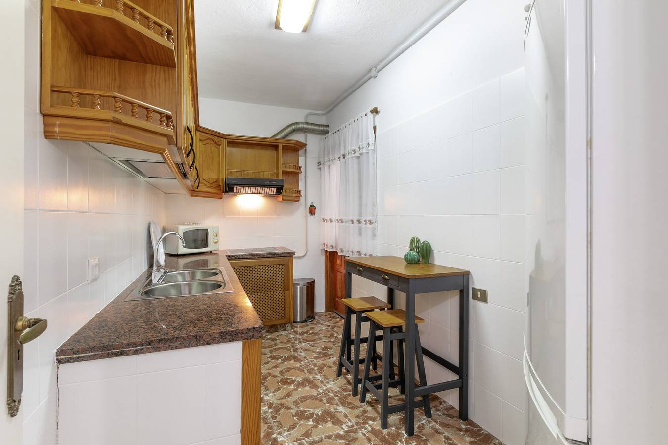 Entire apartment, Vacation 'Paloma' with Balcony and Wi-Fi in Los Cristianos, Arona