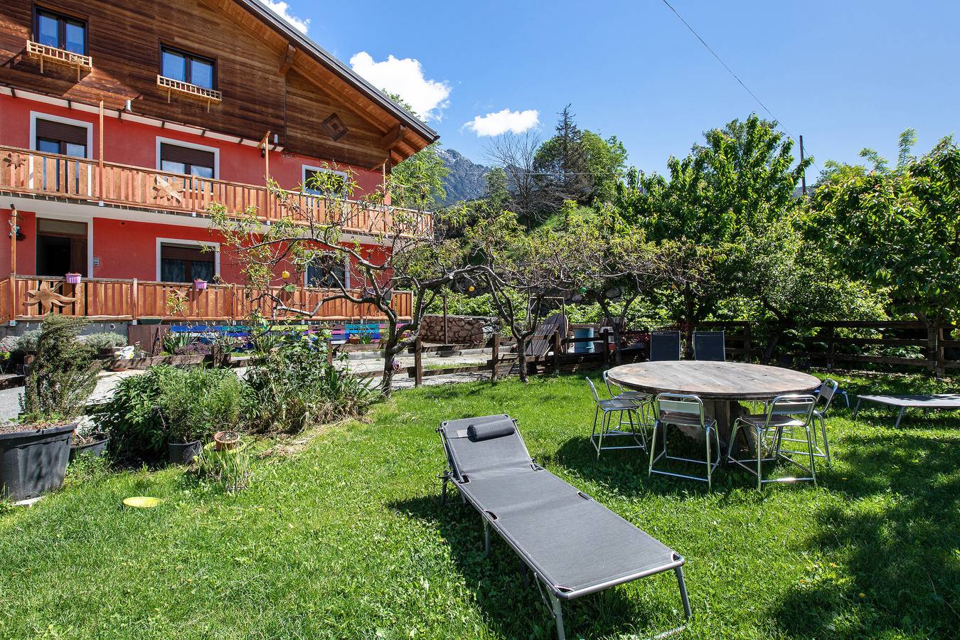 Appartement entier, Appartement "Casa Michod - Nonno Marcel" avec vue sur la montagne, jardin commun et Wi-Fi in Saint-Vincent, Comune di Châtillon