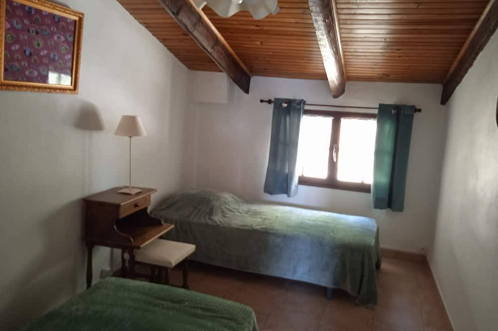 Entire apartment, Gîte Dans mas Cévenol Avec Belle vue sur la Vallée et les Montagnes in Saint-Jean-du-Gard, Cévennes