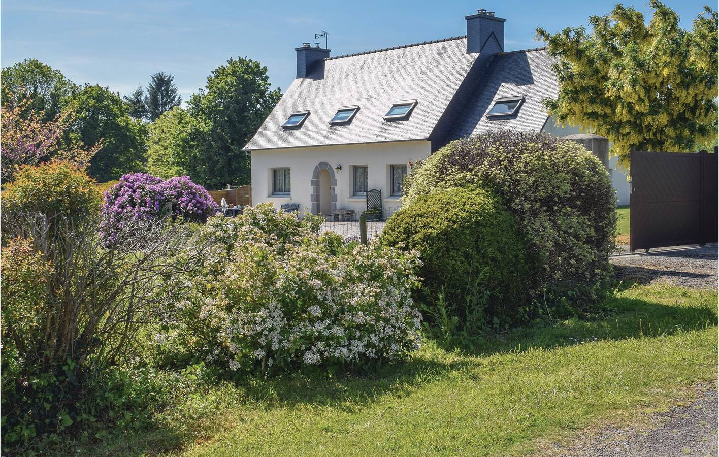 140 m2 apt avec parking, TV, feu de camp et jardin près de Ploubezre et Le Léguer in Ploubezre, Ceinture Dorée