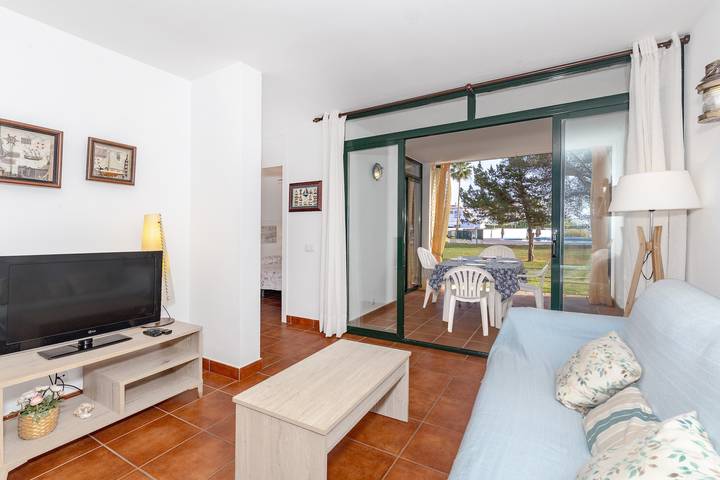 Appartement entier, Appartement 'Cala'n Bosch Planta Bj' avec piscine partagée, terrasse privée et climatisation in Cala en Bosc, Ciutadella