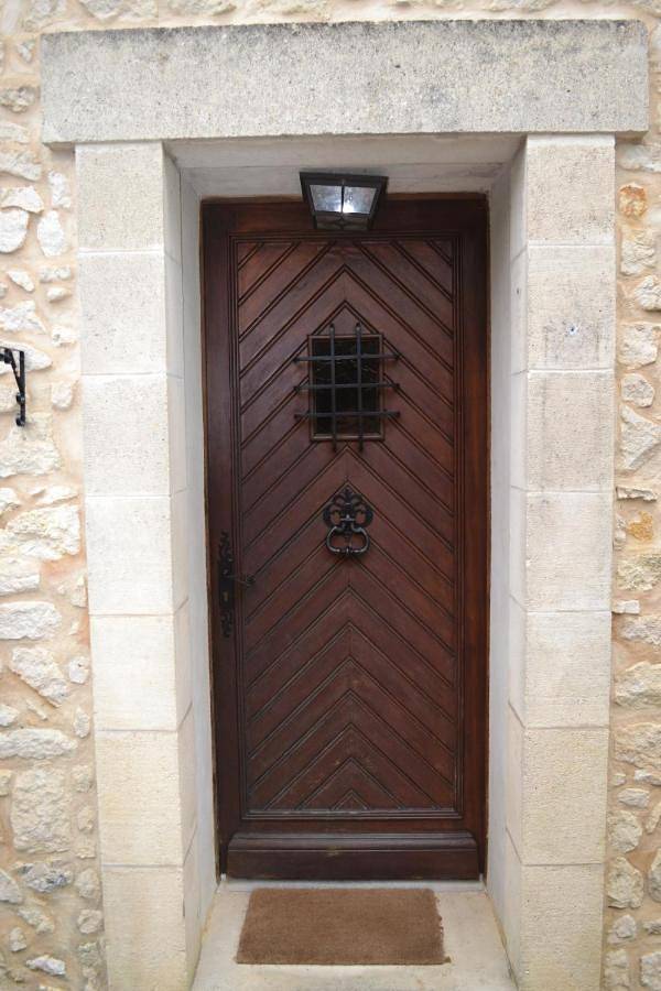 Location de vacances pour 2 personnes, avec vue et jardin ainsi que terrasse et piscine à Montbron - 3