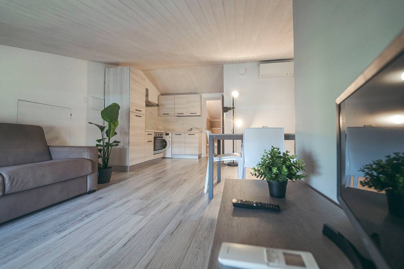Apartamento entero, Apartamento 'Mansarda Maxi House' con Aire Acondicionado in Rivoltella del Garda, Desenzano del Garda