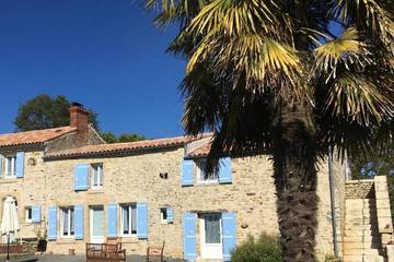 Gîte pour 8 personnes, avec jardin, animaux acceptés à Cezais