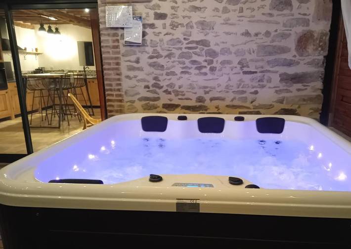 Location de vacances pour 6 personnes, avec piscine ainsi que jardin et jacuzzi dans Le Bouillon - 2