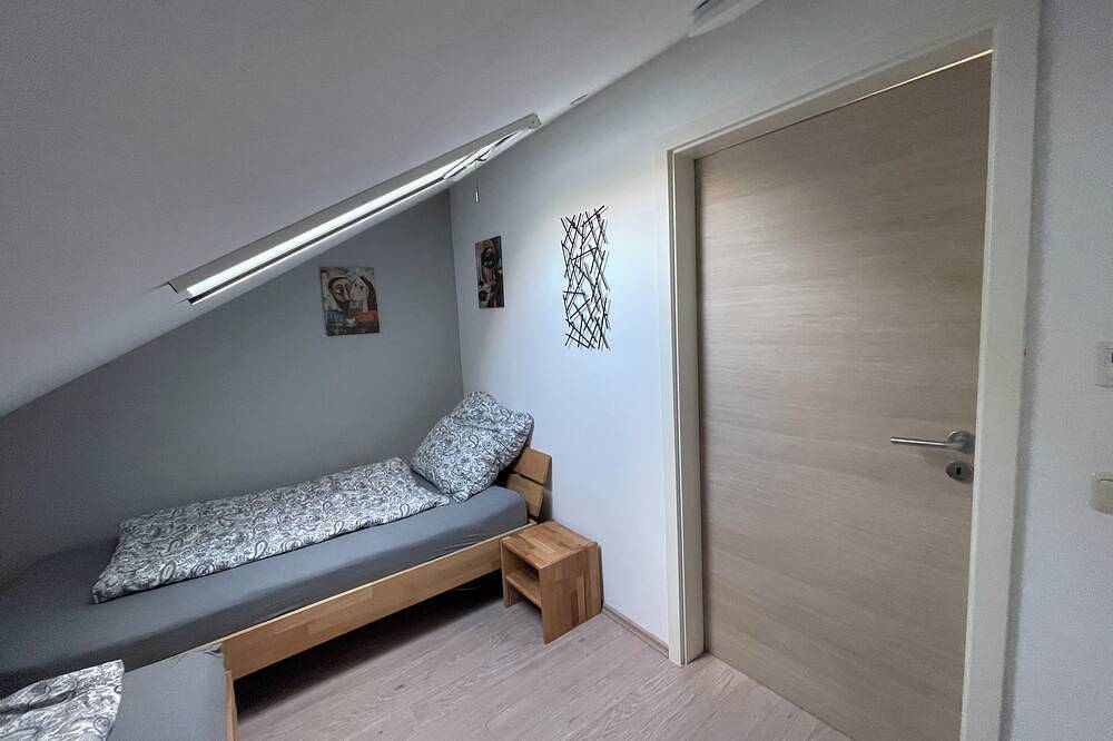 Ganze Wohnung, Modern gestaltete Apartement - Ferienwohnung / Monteurunterkunft in Neufraunhofen, Ostbayern