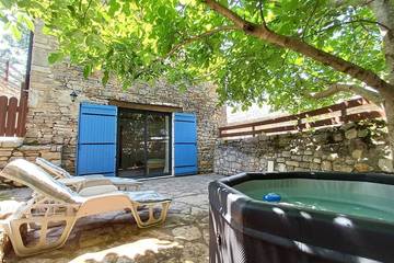 Gîte pour 8 personnes, avec jacuzzi ainsi que terrasse et sauna, animaux acceptés à Hures-la-Parade