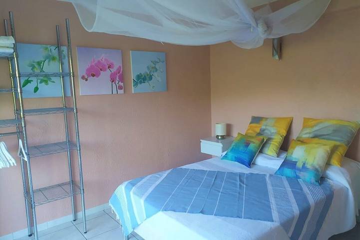 Gîte pour 2 personnes, avec terrasse ainsi que piscine et jardin à Bendejun - 4