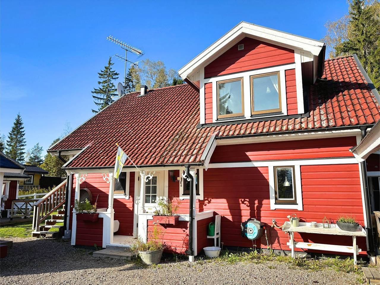 Hus Bubbarsbo – Familienferienhaus am See mit Garten & Kanu in Kolsva in Skinnskatteberg, Västmanland