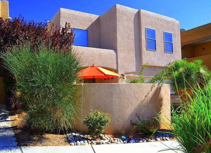 Vacation rental for 8 people, with pool and yard in New Mexico