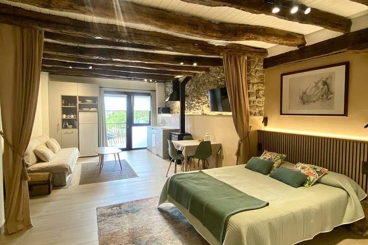 Apartamento entero, Disfruta de nuestro acogedor loft diáfano de 40m². Comodidad y relax. in Aya, Guipúzcoa