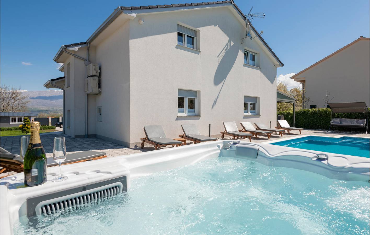 Reizende 2-Zimmer-Wohnung mit Pool in der Nähe des Flusses Cetina in Dalmatinisches Zagora