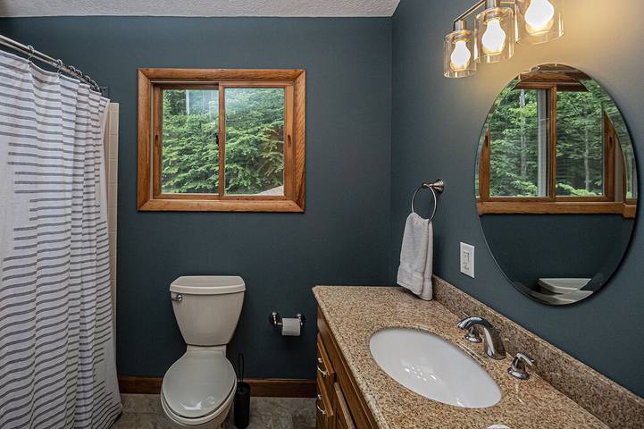 Vacation rental for 12 people, with terrace and hot tub as well as yard, with pets in Deep Creek Lake