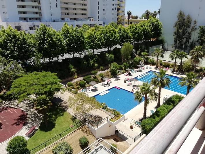 Apartamento de férias para 4 pessoas, com varanda e piscina infantil e ainda jardim em Portimão