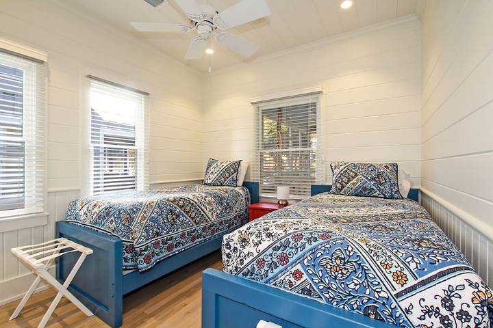 Vacation rental for 12 people, with yard and pool as well as balcony in Seaside