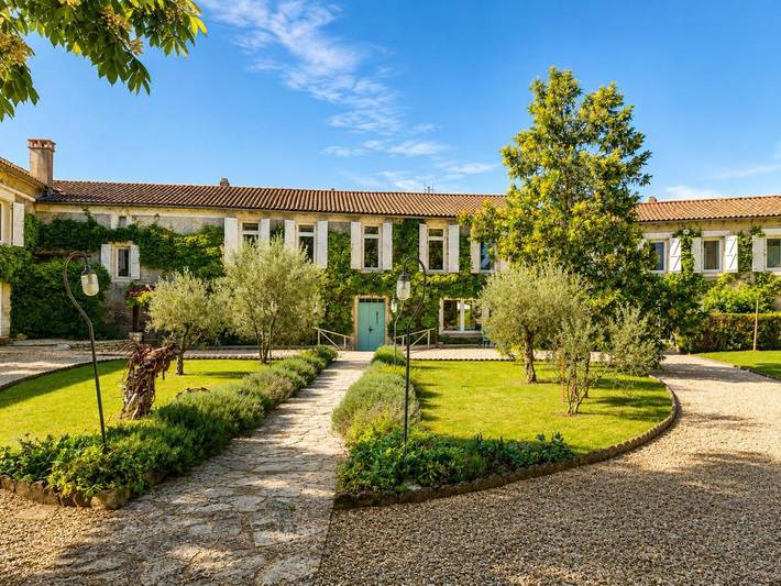 Location de vacances pour 14 personnes, avec Terrasse et Jardin ainsi que Piscine et Vue sur le lac à Dirac