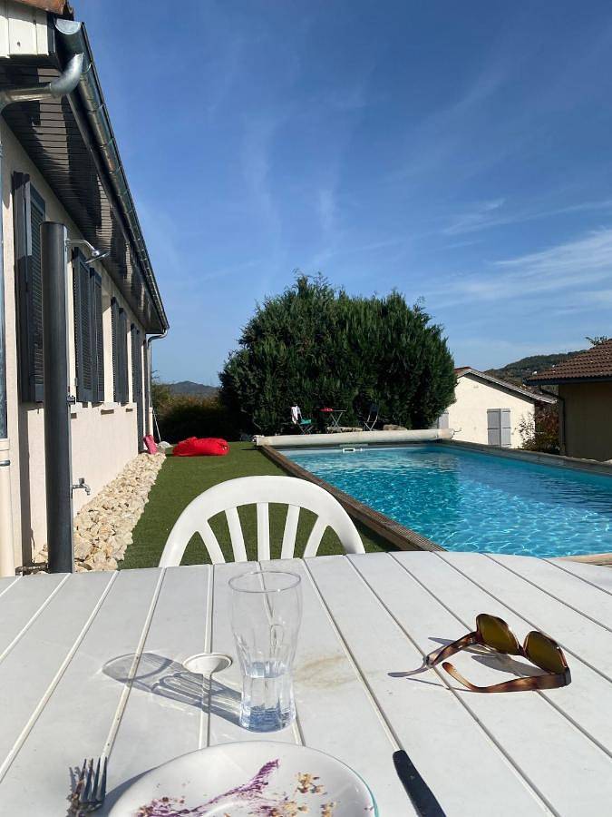Location de vacances pour 4 personnes, avec piscine ainsi que vue et jardin à Veyre-Monton