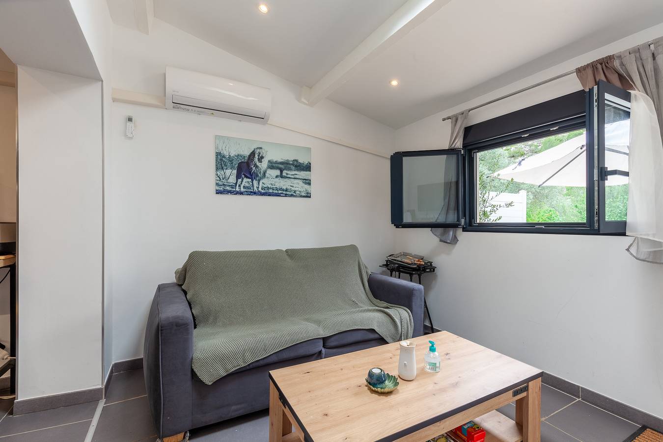 Gerenoveerde Gîte Calanques La Vesse met bergzicht, Wi-Fi en airconditioning in Le Rove, Istres en omgeving