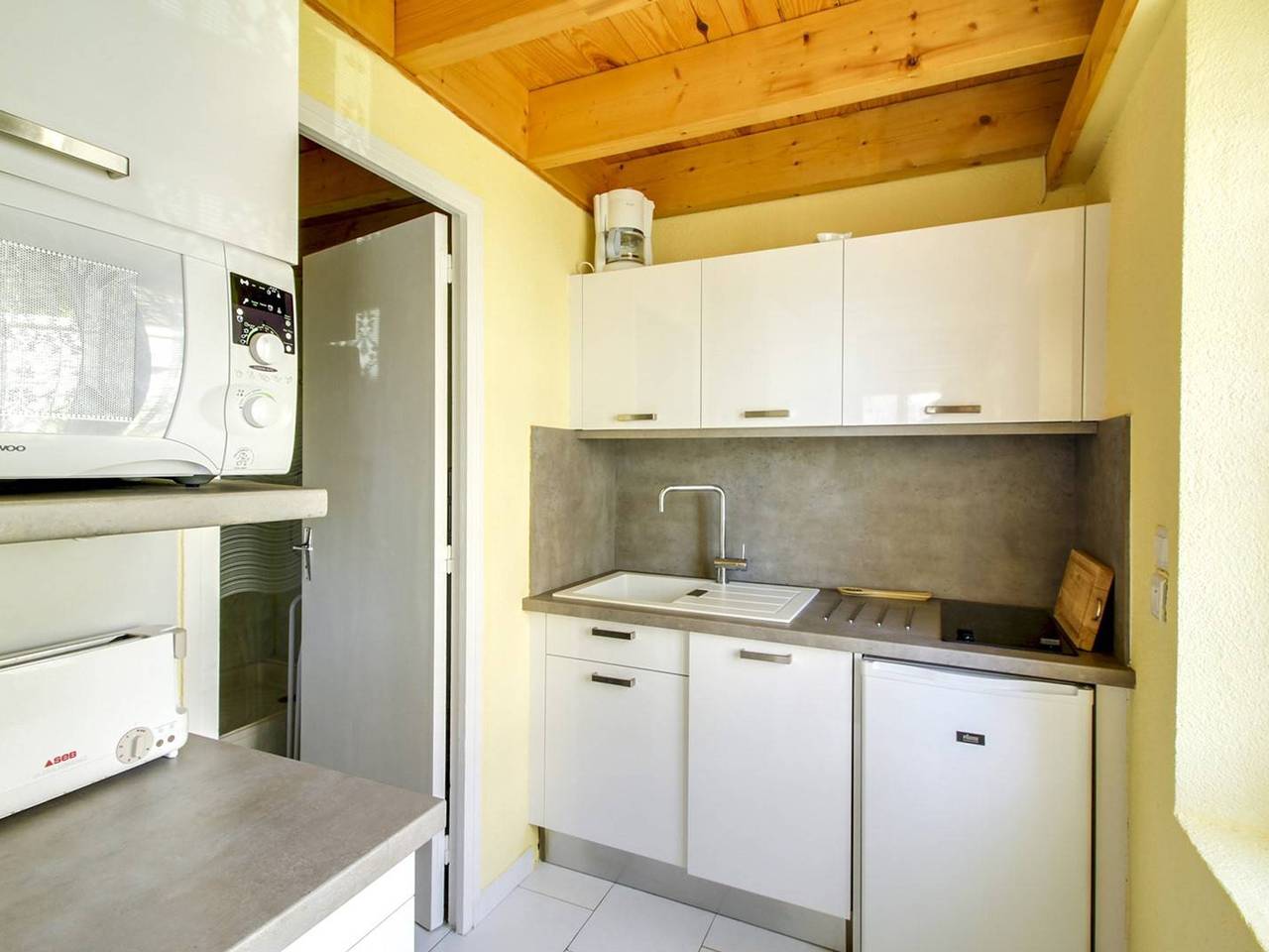 Entire apartment, Cozy Duplex Studio with Shared Outdoor Space in Central Cauterets, Near Ski Lifts in Cauterets, Pyrenees National Park