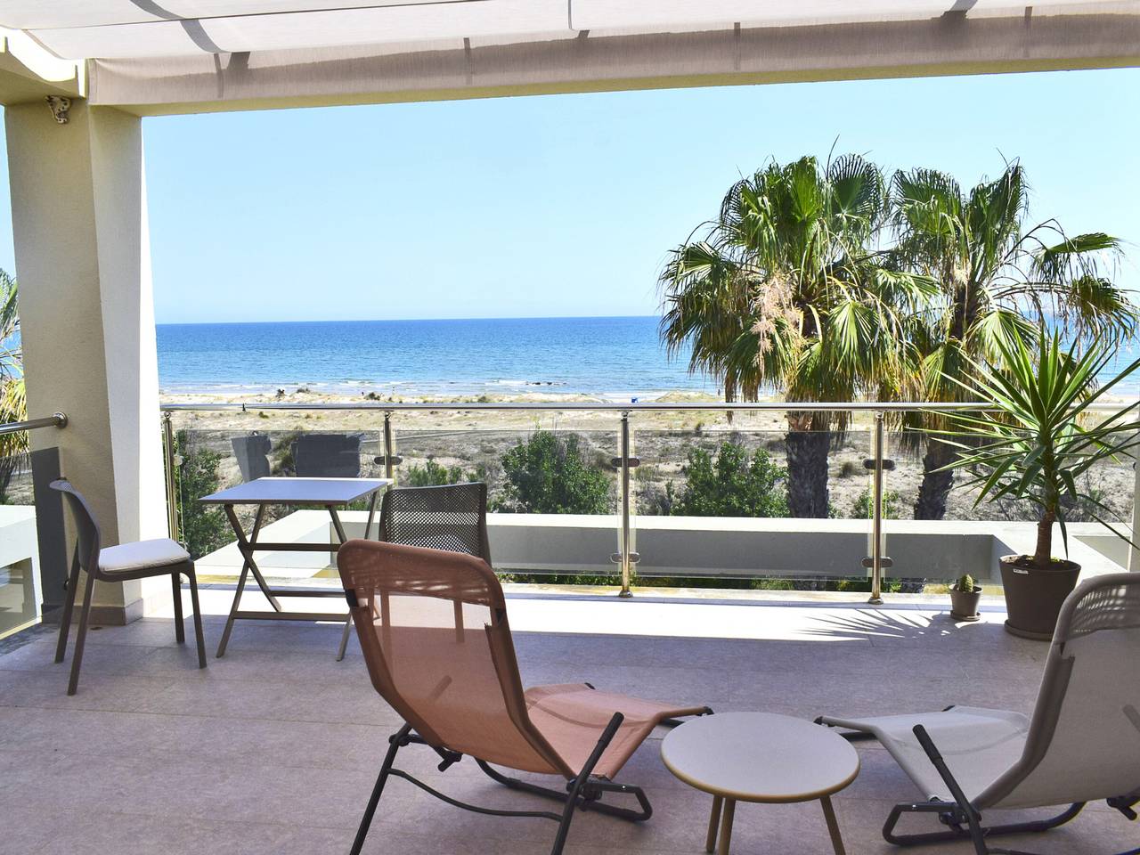 Entire apartment, Holiday home in Oliva for 6 ppl, 25m from beach with parking in Oliva, Costa Blanca