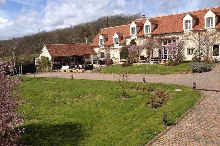 Location de vacances pour 25 personnes, avec Jacuzzi ainsi que Terrasse et Jardin dans Fleury-la-Vallée