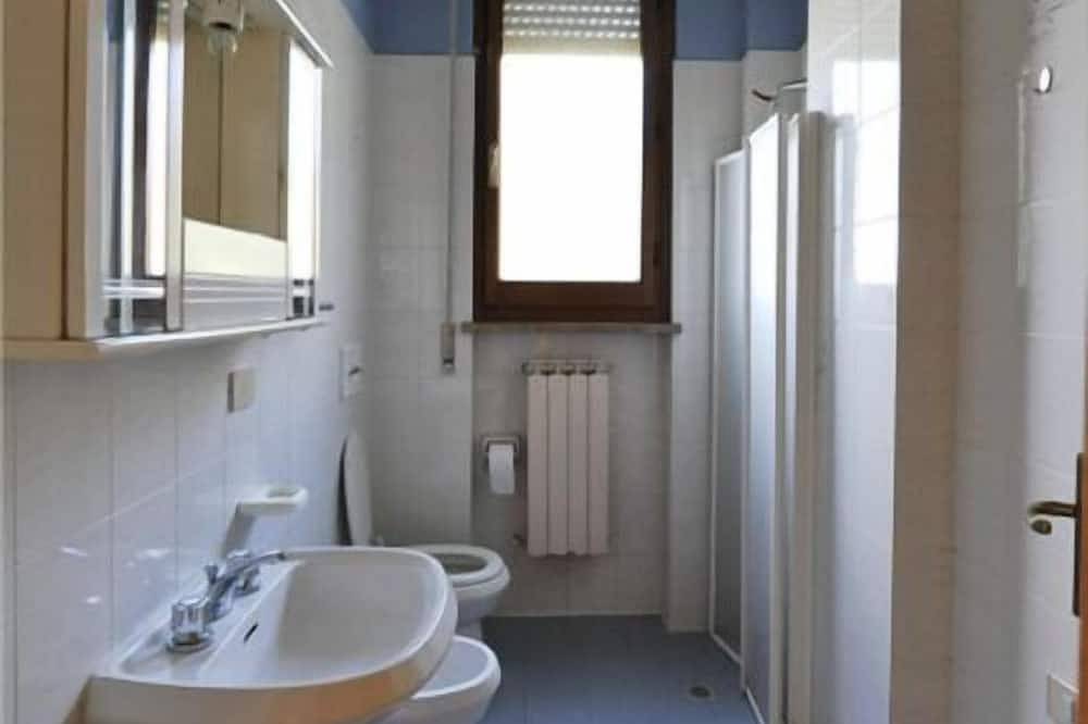 Entire apartment, Tommaso 4 - Two Bedroom Apartment, Sleeps 4 in Tuoro sul Trasimeno, Lake Trasimeno