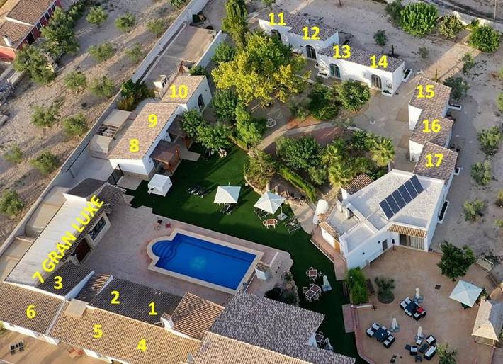 Apartamento para 2 personas, con piscina además de terraza y jardín en Castalla