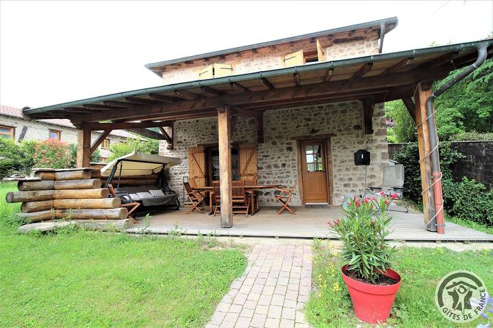 Gîte pour 5 personnes, avec piscine ainsi que jardin et sauna à Poule-les-Écharmeaux