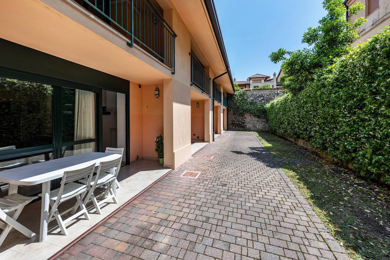Ganze Wohnung, Ferienwohnung "Trilocale Le Vele 5" mit Bergblick, privater Terrasse und Wlan in Maderno, Toscolano-Maderno