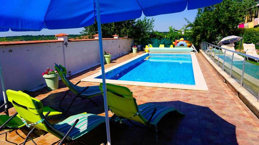 Location de vacances pour 8 personnes, avec Balcon et Terrasse ainsi que Jardin et Piscine à Varna (Bulgarie) - 4