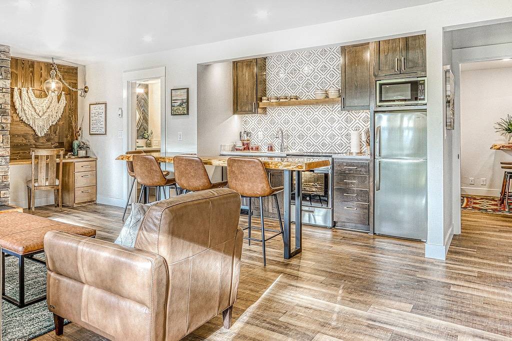 Ganze Wohnung, Dog-friendly, second floor condo with pool & hot tub access, & wood fireplace in Mt. Bachelor