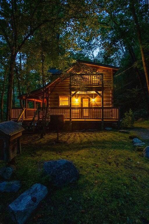 Charming Riverfront Cabin* Ev Chrg * Fish * Swim * in Blount County