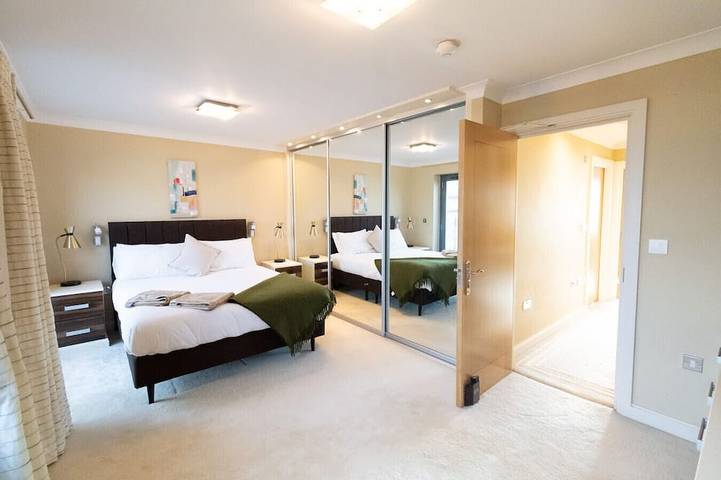 Modern 5-bed townhouse with balconies and free parking in Swansea, Swansea und Umgebung