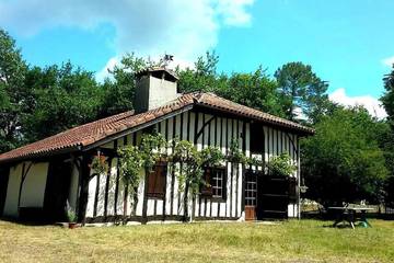 Gîte pour 10 personnes, avec jardin dans Sabres