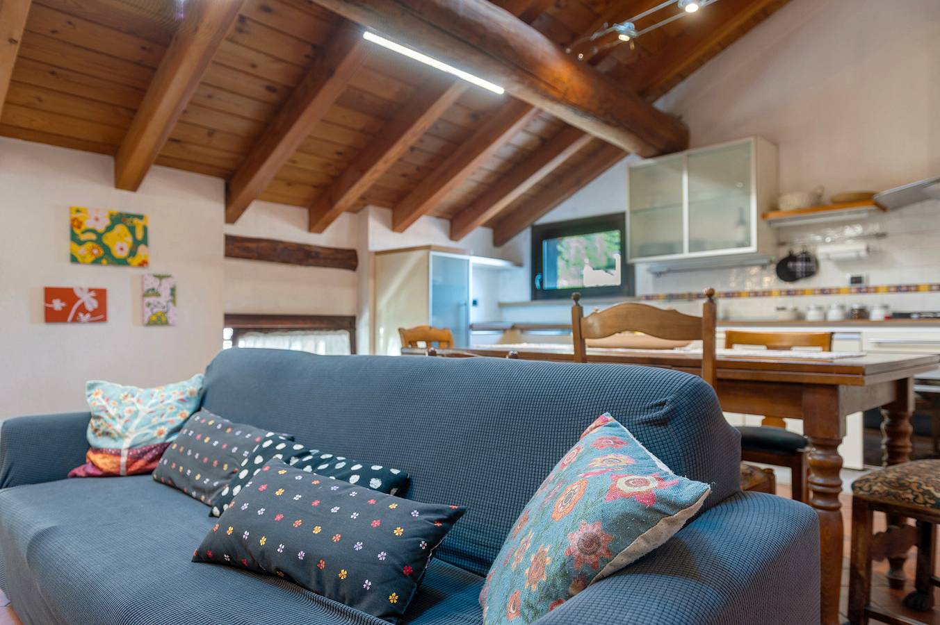 Apartamento entero, Apartamento 'La Mansarda Del Viaggiatore' con vistas a la montaña, terraza privada y Wi-Fi in Pont-Saint-Martin (Aosta), Comune di Pont-Saint-Martin