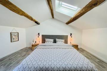 Gîte pour 13 personnes, avec jacuzzi et terrasse à Lusignan