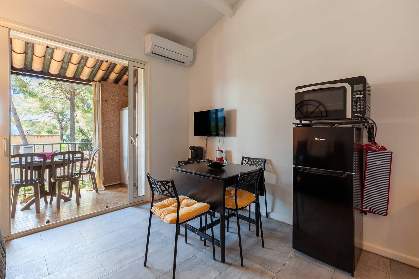 Entire studio, Studio 'Close to the Seaside Saint-Cyr' with Balcony, Wi-Fi and Air Conditioning in Les Lecques, Saint-Cyr-sur-Mer